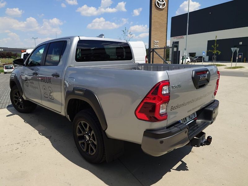 Toyota Hilux DoubleCab Invincible 2.8D 6AT - fotka 5 z 9