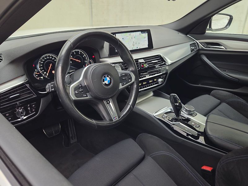 BMW Řada 5 (2018) 530d xDrive M Sport - fotka 13 z 16