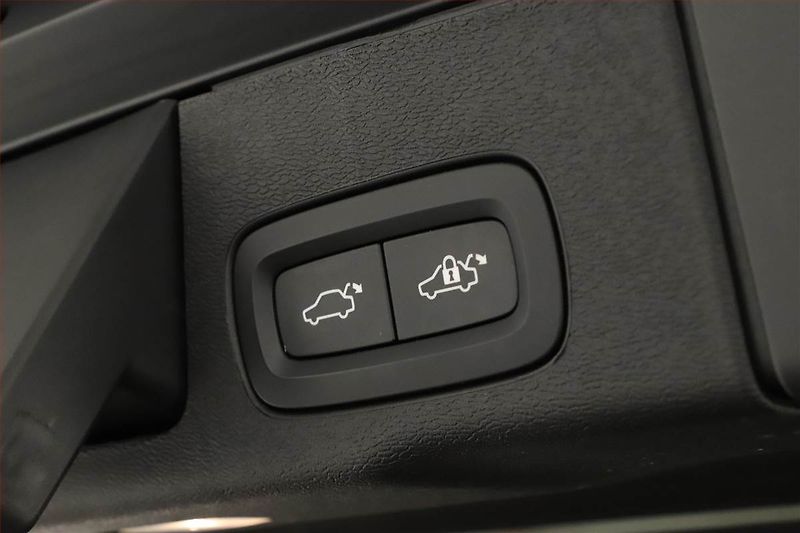 Volvo XC60 (2024) B4 AWD - fotka 11 z 19