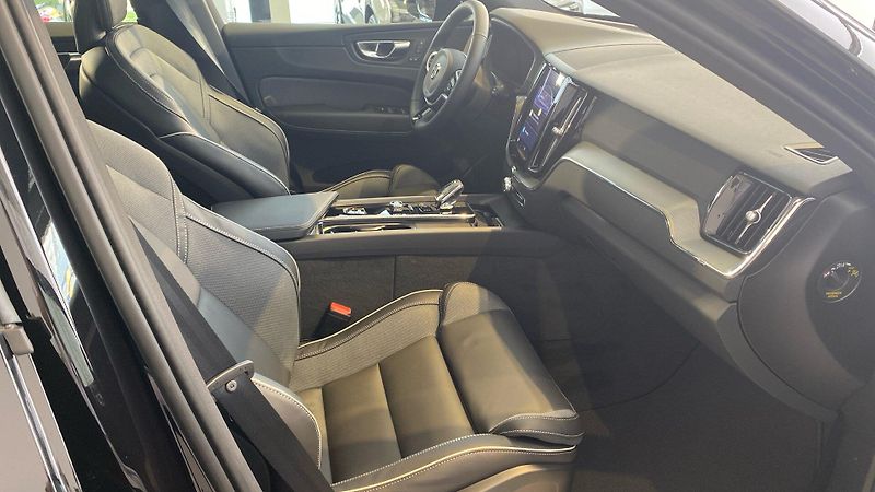 Volvo XC60 (2026) PLUS BLACK EDITION, B5 AWD, 18 - fotka 14 z 14