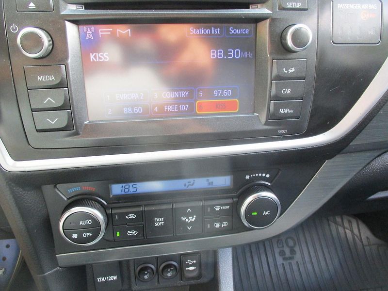 Toyota Auris 1.6i VVTi*AUTOM*NAVI*VÝHŘEV*TZ - fotka 17 z 47