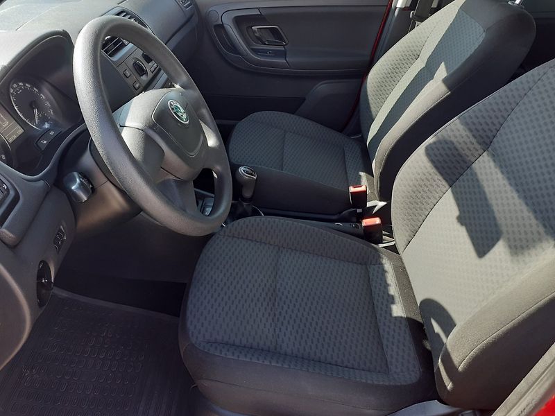 Škoda Fabia (2010) 1.2 TSi Kombi AMBIENTE - fotka 11 z 35
