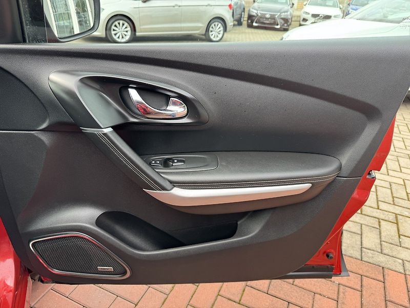 Renault Kadjar (2015) 1.6dCi AWD Bose LED Kamera - fotka 17 z 50