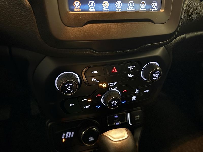 Jeep Renegade (2020) 1.3i,T4,180CV,REZERVOVÁNO - fotka 24 z 28