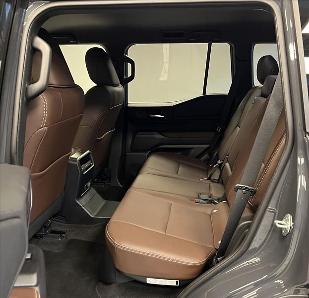 Toyota Land Cruiser 2,8 AT INVINCIBLE - fotka 12 z 20