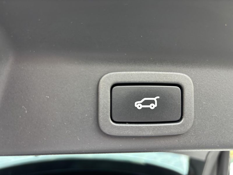 Jaguar F-Pace (2017) 2.0 AWD, 132kW,1.majitel, DPH - fotka 23 z 24