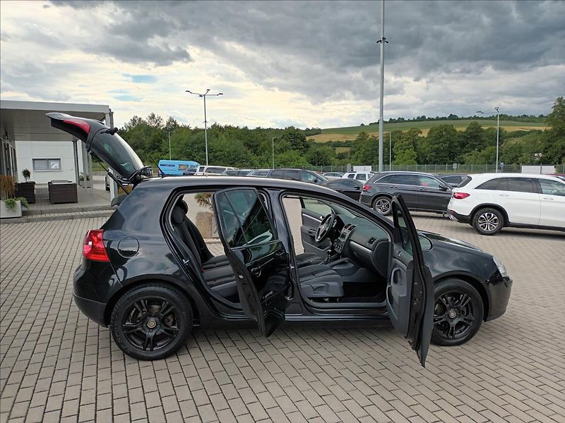 Volkswagen Golf 1,6 MPI,75KW,VÝHŘEV,DIGIKLIMA - fotka 9 z 39