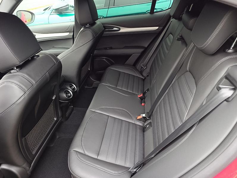 Alfa Romeo Stelvio Veloce 2,0 Turbo 280k AWD - fotka 25 z 32