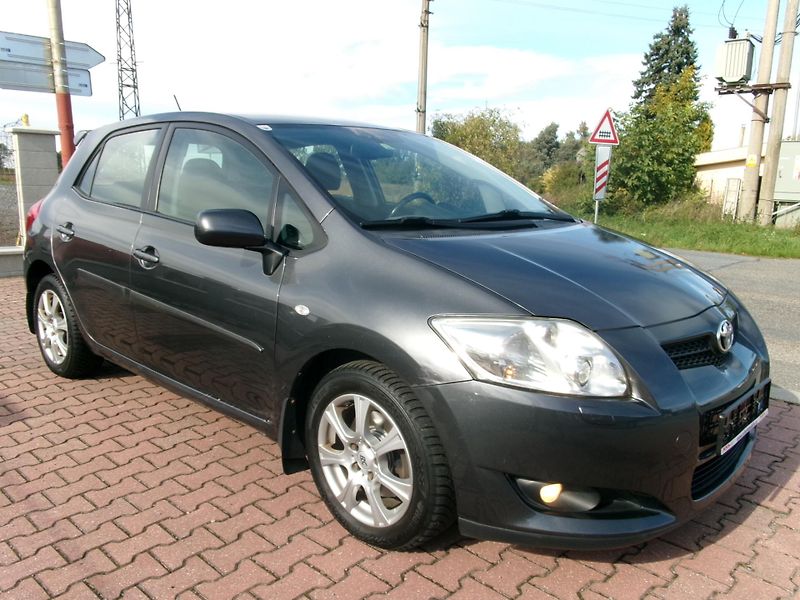 Toyota Auris (2007) 2,0 D-4D 93kW AC TEMP ALU - fotka 9 z 26