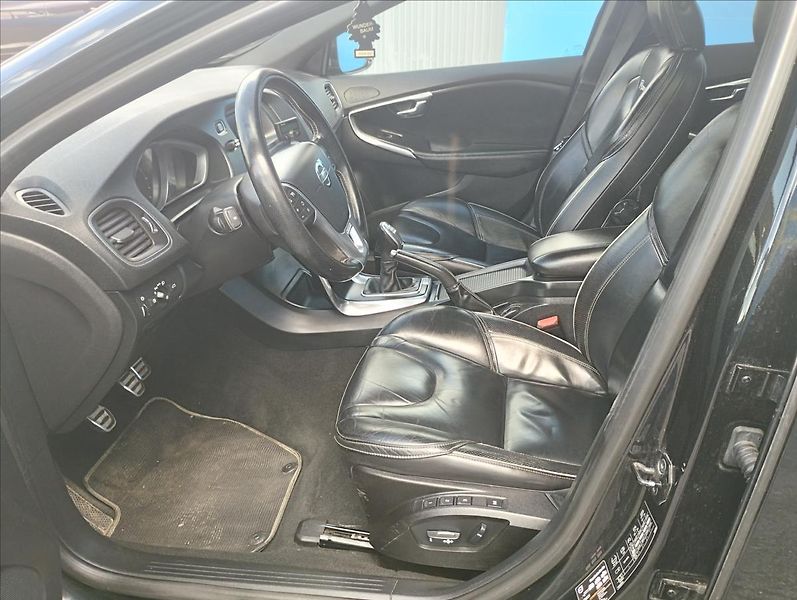 Volvo V40 2,0 D3 110KW R-DESING, PANORAM - fotka 7 z 15