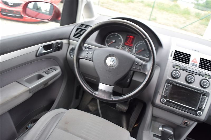 Volkswagen Touran 1,9 TDI 77KW AUTOMAT PO STK - fotka 30 z 46