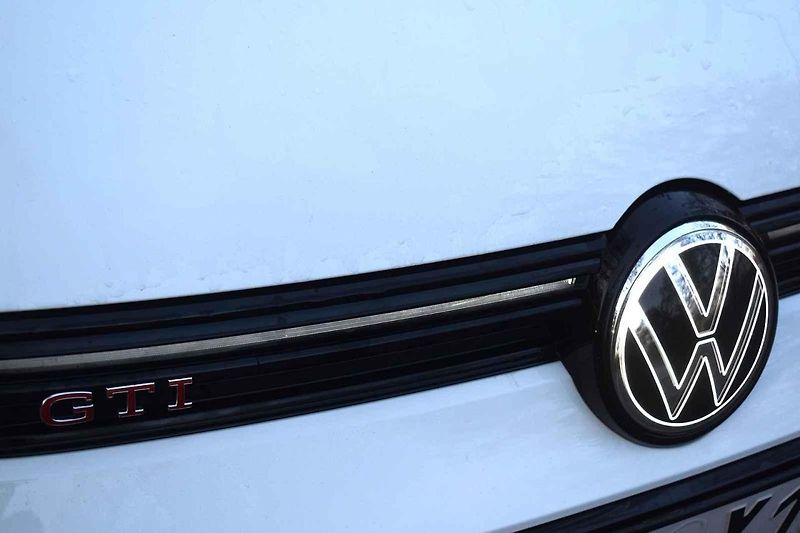 Volkswagen Golf GTI se cítí skvěle na méně frekventovaných silnicích.