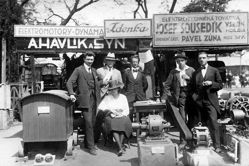 Dřevěný model hybridního vozu Josefa Sousedíka vyrobený učni
