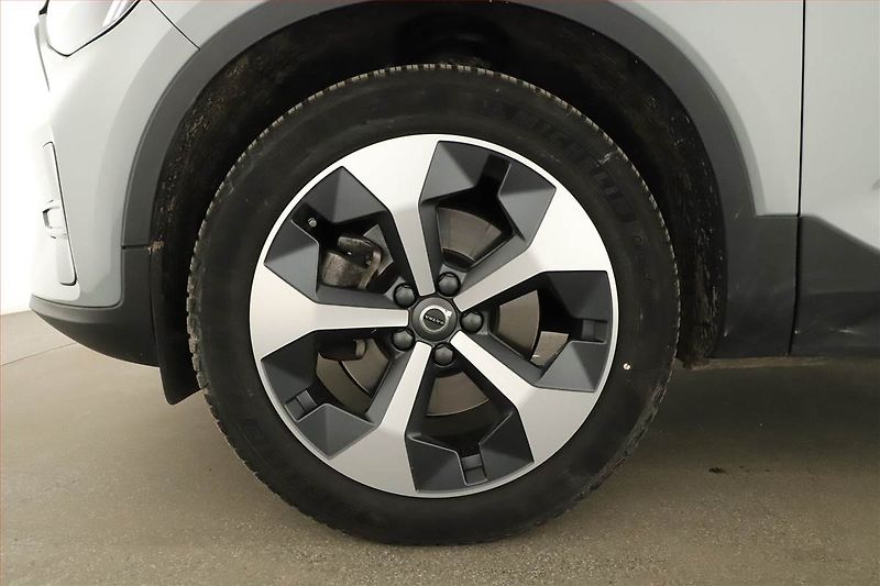 Volvo XC40 (2023) B3 - fotka 12 z 17