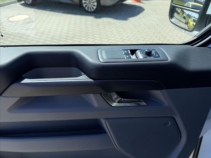 Ford Tourneo Custom 2,5 PHEV 171 kW Titanium L2 - fotka 17 z 26