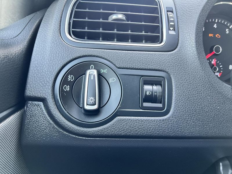 Volkswagen Polo Cross 1.0MPi 55kw TEMPOMAT ALU - fotka 14 z 49