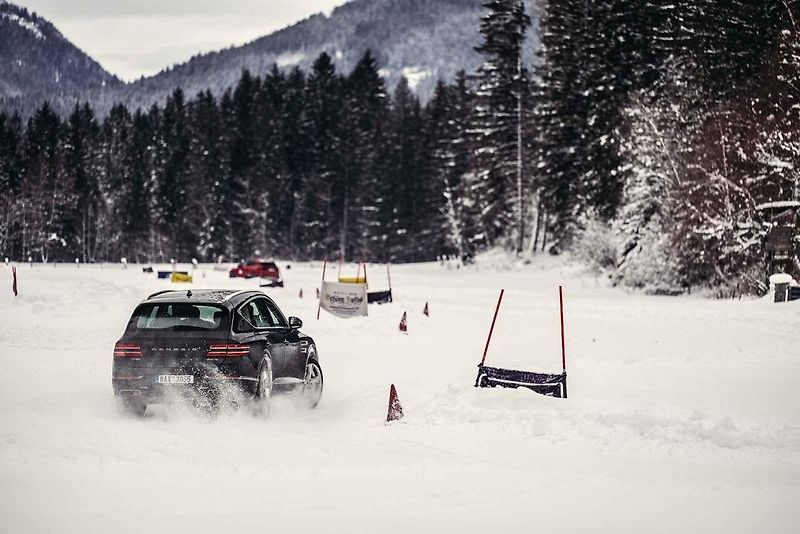 Testování vozů Hyundai s pohonem 4x4 na sněhu a ledu