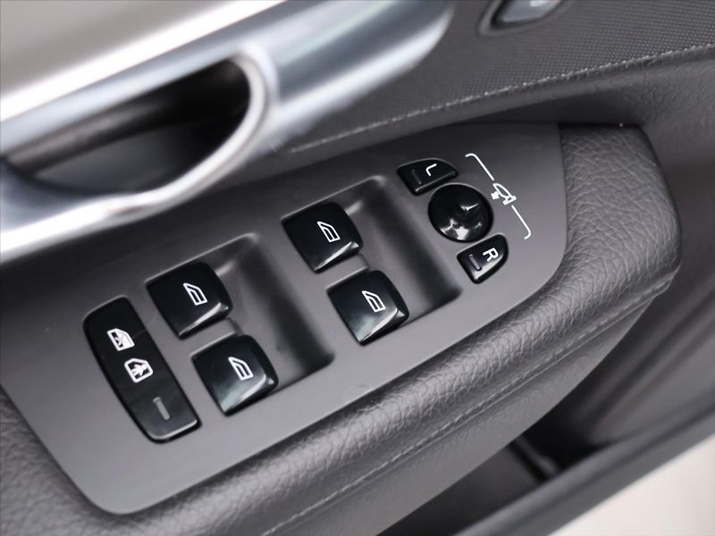 Volvo V90 2,0 D 145 kW Momentum Automat - fotka 15 z 32