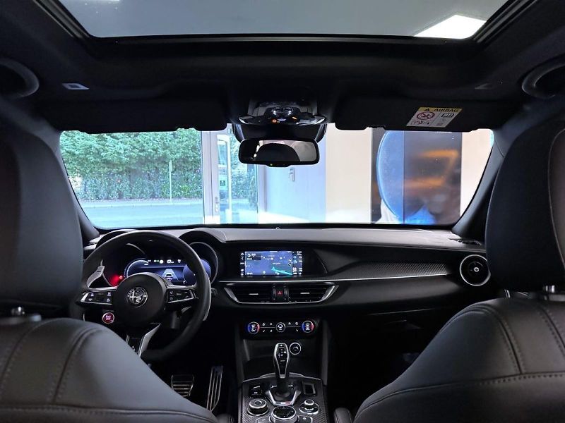 Alfa Romeo Stelvio (2025) 2.9 V6 BiTurbo 520k QV Carbon - fotka 25 z 28