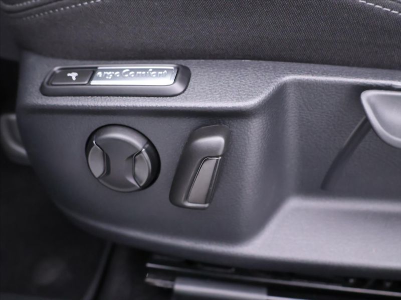 Volkswagen Passat 2,0 TDI 110kW DSG Matrix DPH - fotka 18 z 39