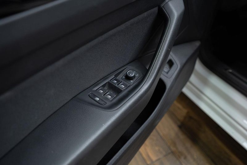 Volkswagen Arteon 2.0 TDI DSG  R-Line 110 kW - fotka 20 z 29