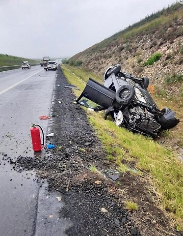 U Loun na dálnici D7 havarovalo auto, když se jeho řidič snažil vyhnout vozidlu v protisměru., zdroj: se svolením Policie ČR