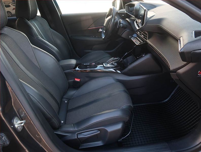 Peugeot 208 (2020) GT Pack 1.2 PureTech, Automat - fotka 9 z 21