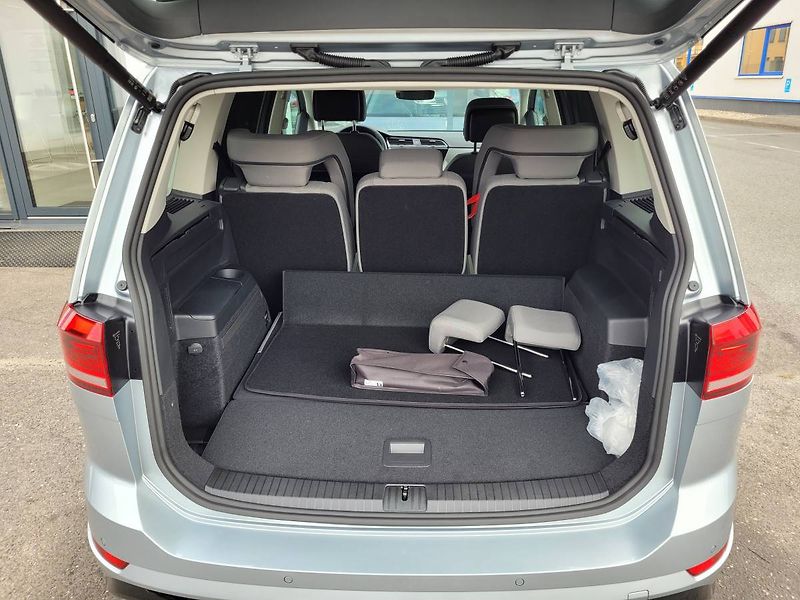 Volkswagen Touran 1.5 TSI DSG R-Line 7míst TAŽNÉ - fotka 37 z 50