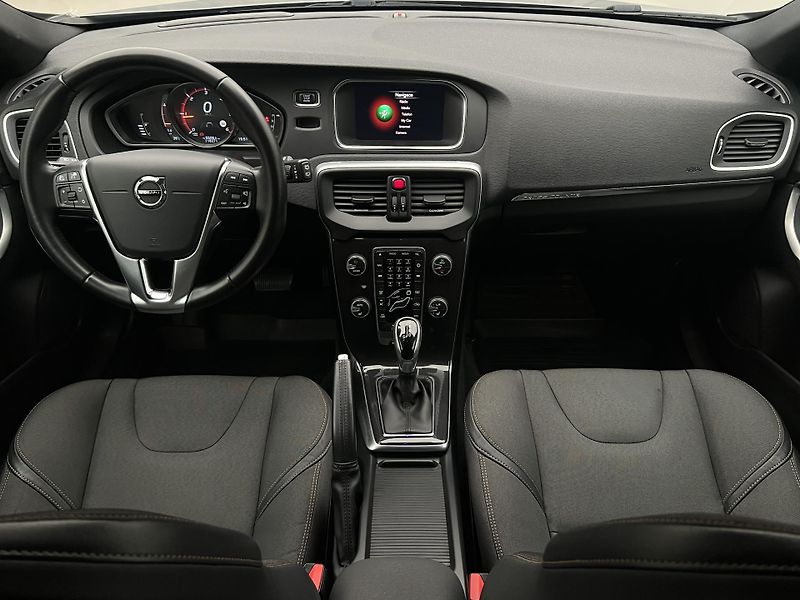 Volvo V40 CC D3 PLUS AUT - fotka 2 z 39