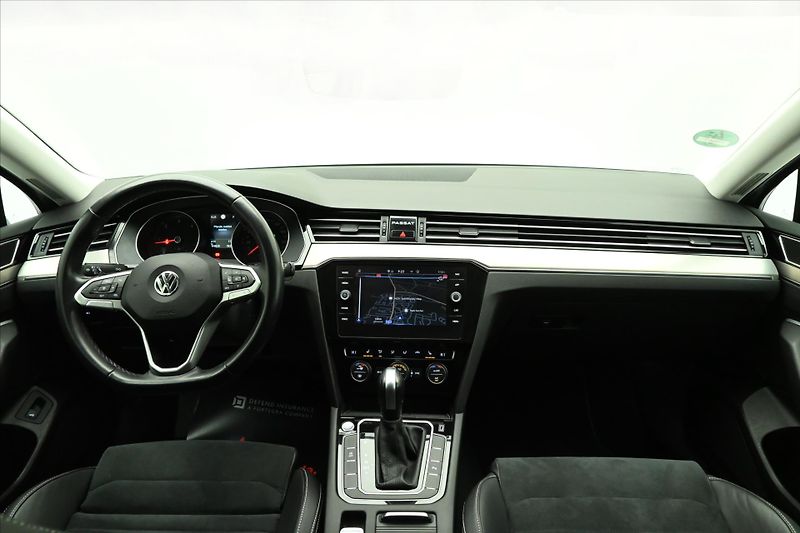 Volkswagen Passat 2,0 TDI 140 kW DSG ELEGANCE Zá - fotka 15 z 32