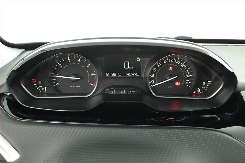 Peugeot 2008 (2017) 1.2 PureTech, Automat - fotka 8 z 16