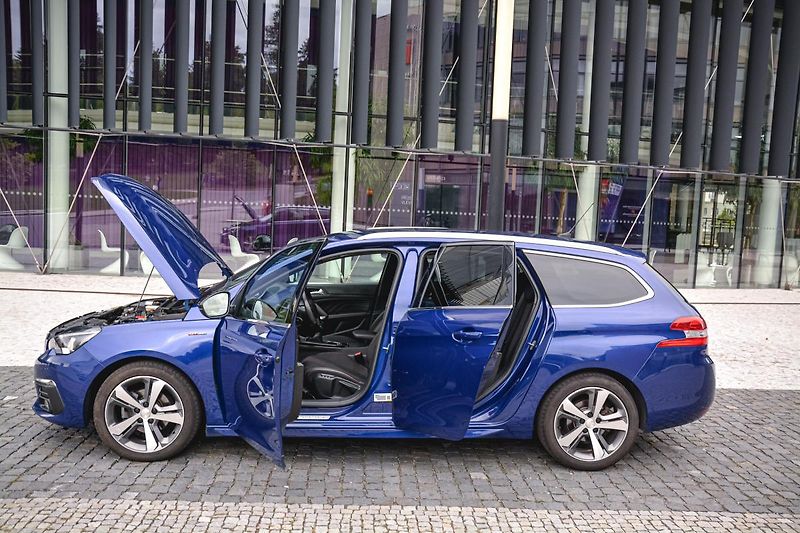 Peugeot 308 (2020) GT NAVI1.5 BlueHDi ČR 1MAJITEL - fotka 19 z 33