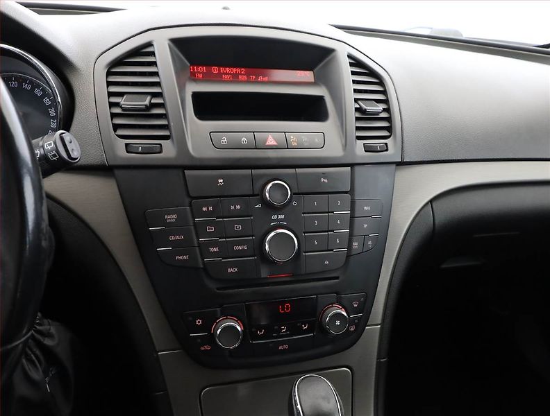 Opel Insignia (2011) 2.0 CDTI, Automat - fotka 10 z 18
