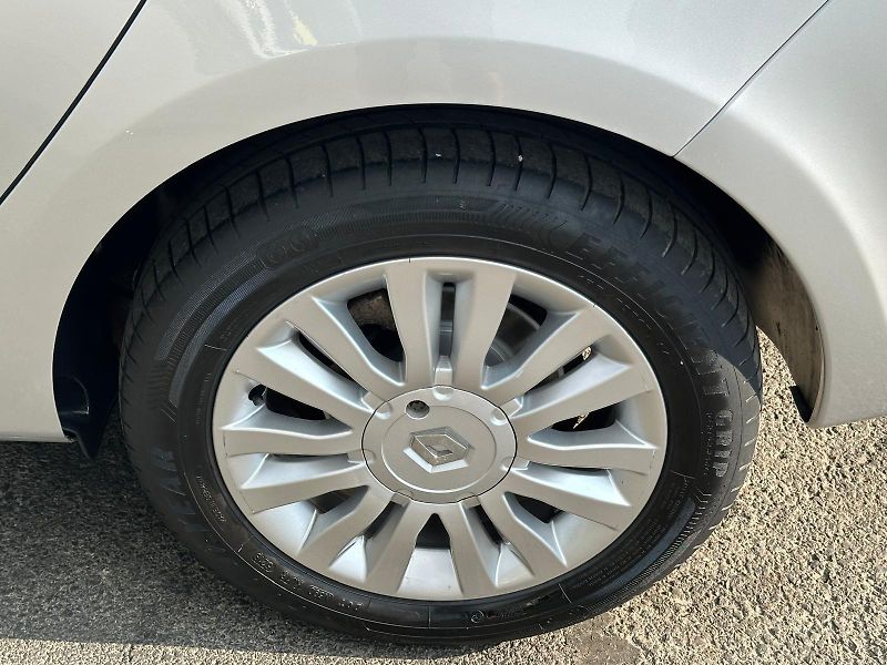 Renault Clio (2011) KOMBI 1.2 16V/76kW * 1.Maj.    - fotka 31 z 33