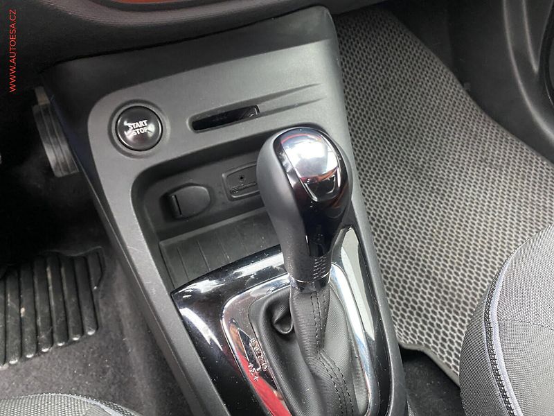 Renault Captur (2015) 1.2 TCe, Intense, AT, navi - fotka 15 z 17
