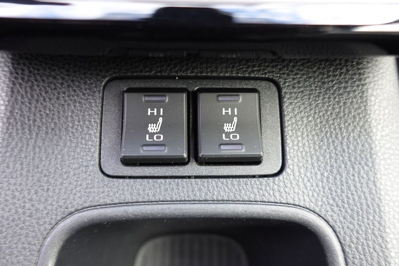 Toyota Corolla Cross 2,0 HEV Executive + Panorama 4 - fotka 22 z 37