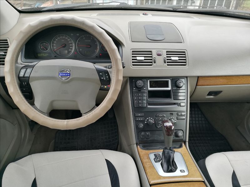 Volvo XC90 2,4 D5 AWD - fotka 5 z 18