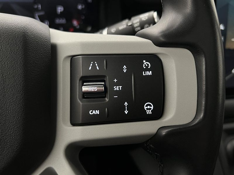 Land Rover Defender 110 D250 X-DYNAMIC HSE 1. maj - fotka 26 z 57