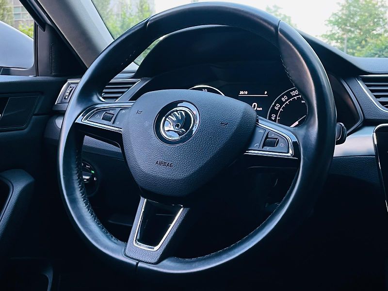 Škoda Superb 2.0TDI AUTOMAT SENZORY LED - fotka 27 z 49