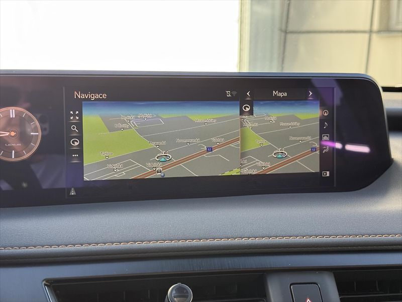 Lexus UX 250h 2,0 Luxury, 4x4  UX - fotka 14 z 25