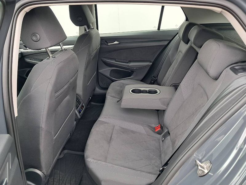 Volkswagen Golf (2023) LIFE 1.0 e-TSI / 81 kW DSG7 - fotka 20 z 27