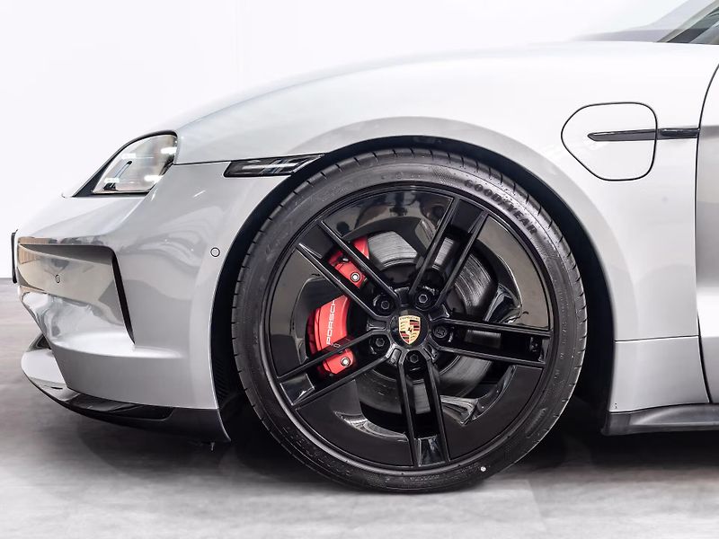 Porsche Taycan GTS Sport Turismo HuD Inno Ven - fotka 9 z 20