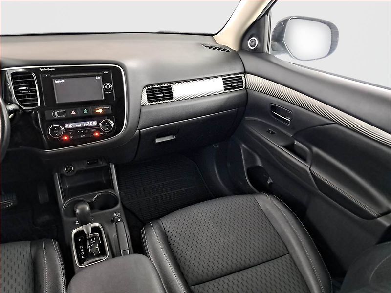 Mitsubishi Outlander (2015) 2.2 DI-D, 4X4, Automat - fotka 8 z 19