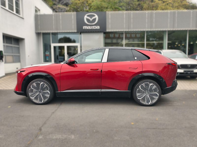 Mazda CX-6e (2026) TAKUMI + dobíjecí karta 30.tis - fotka 2 z 8
