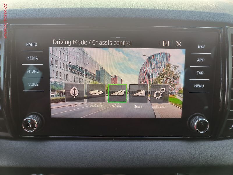 Škoda Karoq (2023) 1.5 TSI, 1.maj,ČR, SportLine - fotka 15 z 27