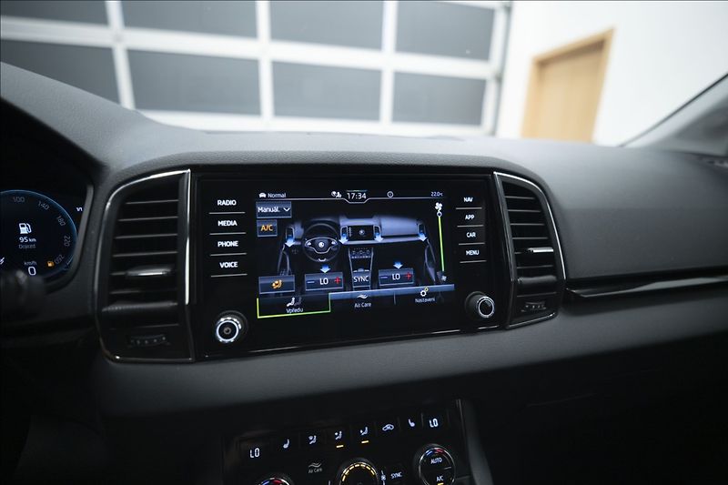Škoda Karoq 2,0 TDI DSG 4x4 NAVI KAMERA ČR - fotka 28 z 40