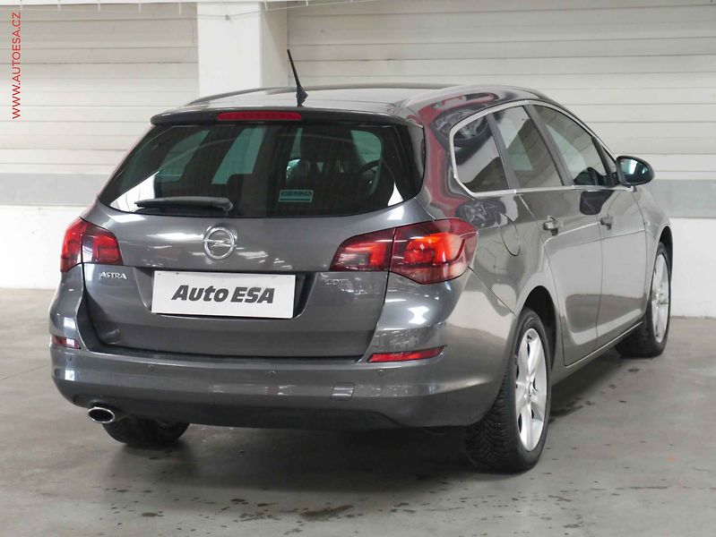 Opel Astra (2011) 2.0TDCi, AC, temp - fotka 6 z 19