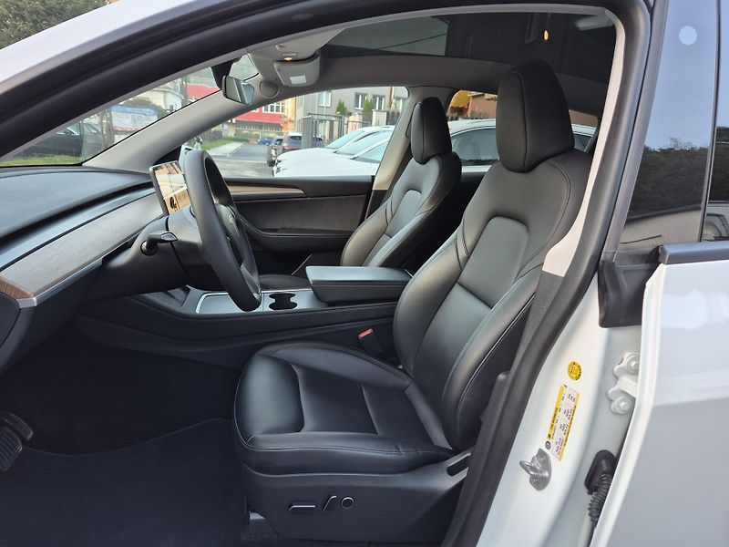 Tesla Model Y LONG RANGE DUAL MOTOR  92,7% - fotka 41 z 48