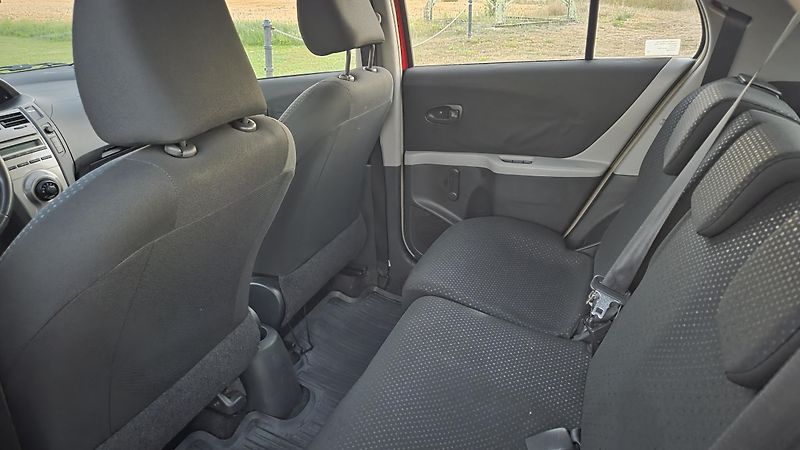 Toyota Yaris (2011) 1.0 VVT-i, 51 kW, klima, CZ - fotka 12 z 17