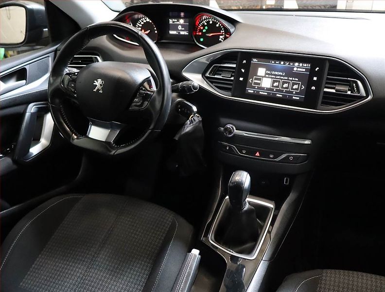 Peugeot 308 (2018) 1.6 BlueHDi, Navi, Tempomat - fotka 7 z 17